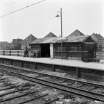 808326 Gezicht op de tijdelijke wachtruimte voor treinreizigers langs het hulpspoor bij het N.S.-station ...